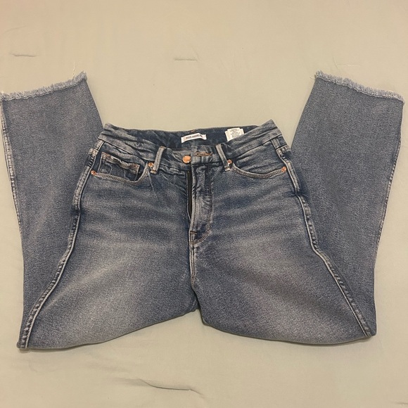 Good American Good Curve Cropped Straight Jeans with distressed hem - Picture 6 of 15